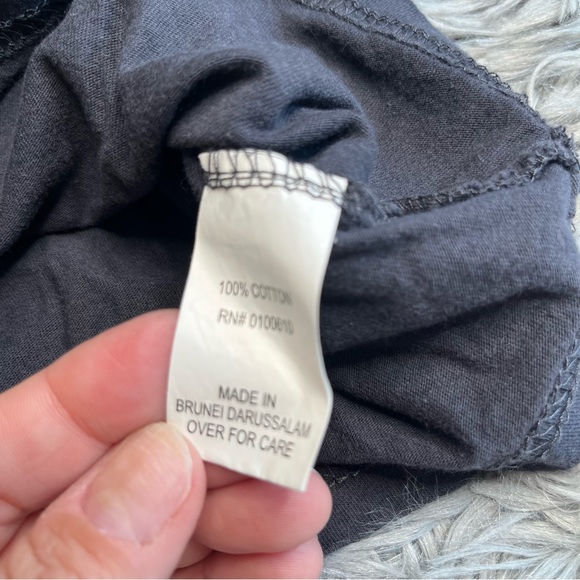 Hard Rock Cafe Tshirt Womens Small St Louis Black Silver Logo Wings Graphic - Picture 6 of 8